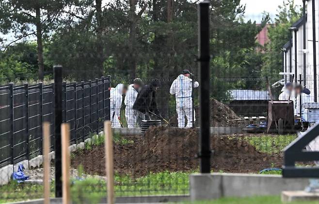 폴란드 뉴스통신사 PAP가 공개한 남동부 루토리시의 한 주택 정원 수색 현장. 폴란드 검찰은 이곳에서 태아 사체와 의료 폐기물이 발견된 사건과 관련해 과거 해당 주택을 소유했던 병리학자 마그달레나 H를 사체손괴와 의료 폐기물 불법 처리 등 혐의로 구속했다. /PAP·Darek Delmanowicz