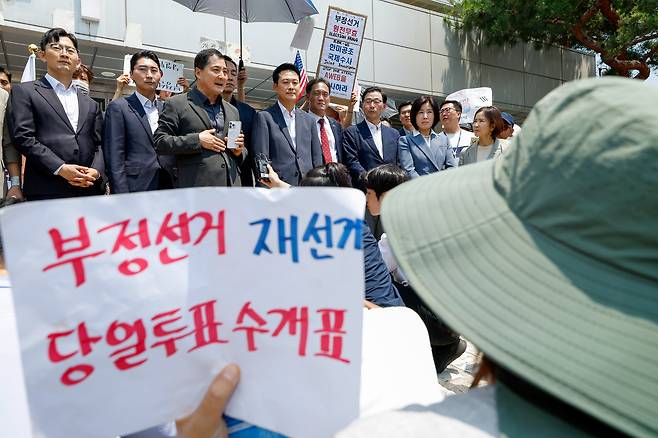 박대출 국민의힘 의원이 장동혁 대표 등과 16일 6·3 지방선거 '투표용지 부족 사태'로 봉쇄 시위를 하고 있는 서울 송파구 올림픽공원 핸드볼경기장 앞을 찾아 발언하고 있다. /뉴스1