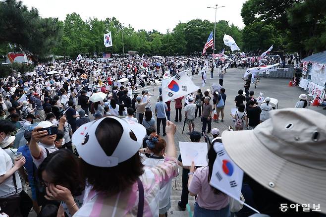 제9회 전국동시지방선거 투표용지 부족 사태에 항의하며 개표소 봉쇄 시위가 열흘을 넘기고 있는 가운데 일요일인 14일 오후 3시 경 송파구 올림픽 핸드볼경기장 앞에서 시민들이 “부정선거 당일선거 수개표” 의 구호를 외치고 있다. 이 날 오전 3백 여명에 불과하던 숫자가 오후 들면서 천 여 명 이상으로 늘고 있다. 변영욱 기자 cut@donga.com