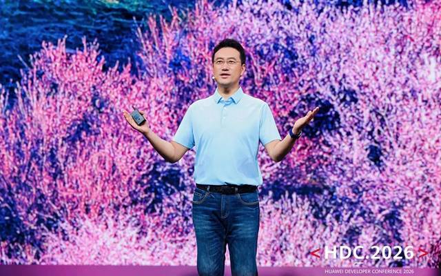 허강 화웨이 단말 사업부 최고경영자(CEO)가 지난 12일 중국 광둥성 둥관시에서 열린 'HDC 2026'에서 기조연설을 하고 있다. 화웨이 제공