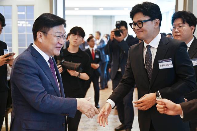 정점식 국민의힘 원내대표와 한동훈 무소속 의원이 16일 서울 영등포구 여의도 CCMM빌딩에서 열린 2026 국민공공정책포럼에 참석해 인사하고 있다. 연합뉴스