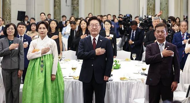 이재명 대통령과 김혜경 여사가 15일(현지시간) 이탈리아 로마 한 호텔에서 열린 동포 오찬간담회에서 국민의례를 하고 있다. 뉴스1