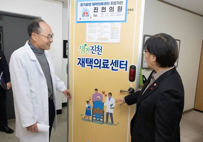 정은경 보건복지부 장관이 12일 오전 충청북도 진천에서 '의료·요양·돌봄 통합지원 사업' 관련 현장 방문을 하고 있다. 2025.12.12 (ⓒ뉴스1, 보건복지부 제공, 무단 전재-재배포 금지)