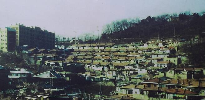 밤섬 폭파 이후 실향민들이 모여 산 서울 마포구 창전동 와우산 기슭. 실향민들은 밤섬이 보이는 와우산에 새로운 터전을 잡았다. 밤섬보존회 제공