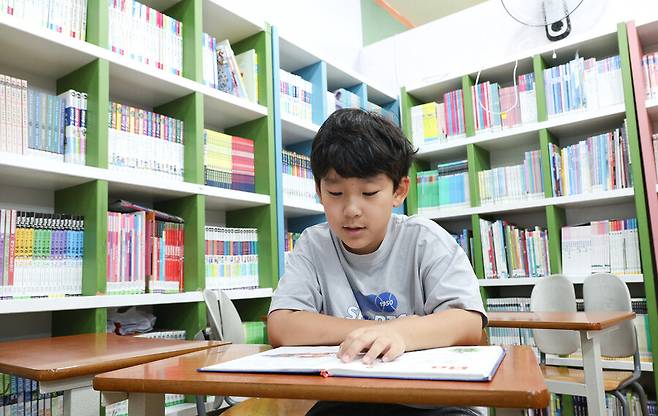 지난해 1월 집 앞 도로에서 발생한 교통사고로 차량에 16m 끌려가며 중상 입은 뒤 심리적 후유증에 시달리고 있는 로한이가 8일 경기 안산시 단원구 자이언국제다문화대안학교 도서관에서 책을 읽고 있다. 김정효 기자 hyopd@hani.co.kr