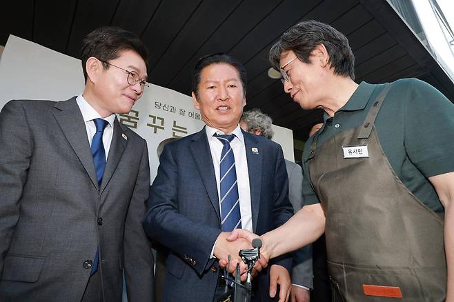 정청래 더불어민주당 대표가 4월 24일 서울 성동구 사회적 협동조합 '아지오' 오픈 행사에 참석해 정원오 민주당 서울시장 후보, 유시민 작가와 대화하고 있다. 뉴시스