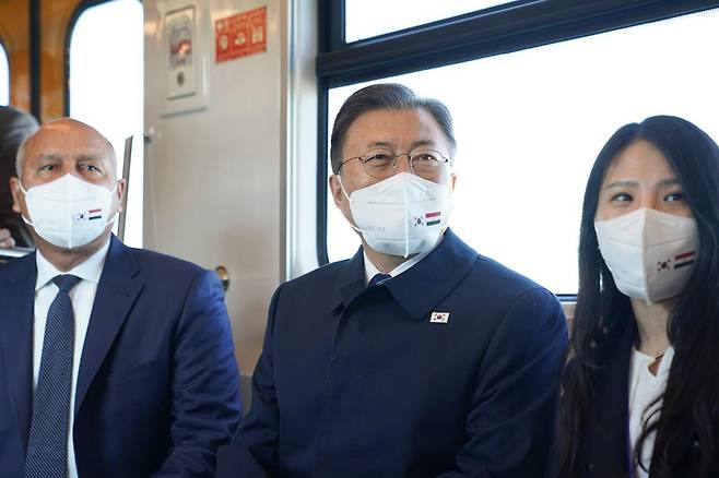 2022년 1월21일 이집트를 방문한 문재인 대통령이 카이로 메트로 3호선 아들리만수르역을 방문해 현대로템이 신규제작한 열차에 탑승해 관계자들과 이야기하고 있다. 카이로=왕태석 선임기자