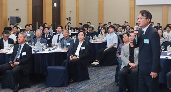16일 청주엔포드호텔 직지홀에서 열린 충북지식경영포럼 118차 조찬세미나에서 연창석(오른쪽) 고용노동부 청주지청장이 최근 노동정책 이슈에 대해 설명하고 있다. [사진=청주상공회의소]