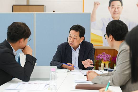 전화식 성주군수 당선인이 업무보고를 받고 있다 [사진=성주군]