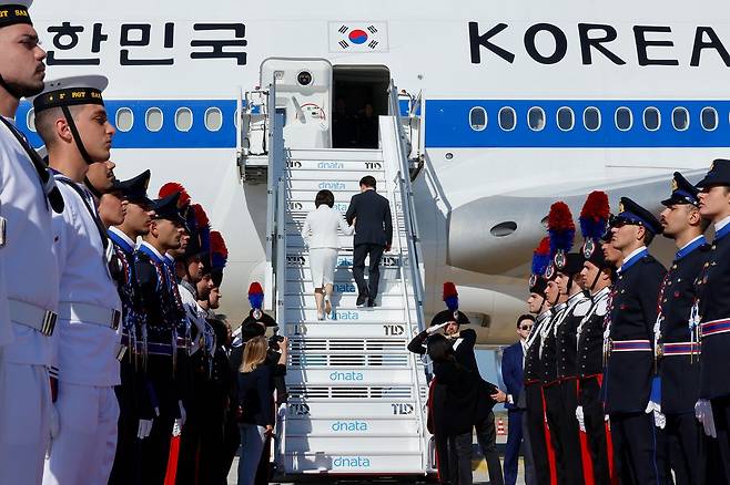 이재명 대통령과 김혜경 여사가 16일(현지시간) 이탈리아 로마 피우미치노 국제공항에 도착해 공군 1호기로 이동하고 있다. 전민규 기자