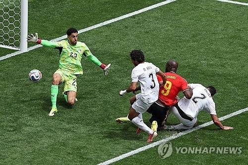 ▲ 벨기에 루카쿠(등번호 9번)가 문전으로 쇄도하자, 이를 차단하려던 이집트 수비수 모하메드 하니의 발을 맞은 공이 그대로 골문 안으로 굴러 들어가고 있다. [AP=연합뉴스]