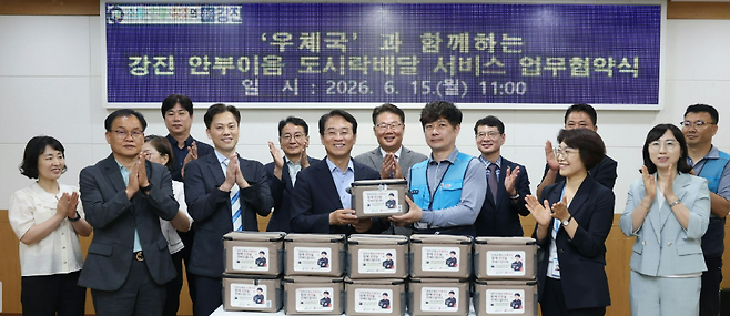 전남 강진군과 전남지방우정청 등 관계자들이 지난 15일 군청 소회의실에서 ‘강진 안부이음도시락배달 서비스’ 업무협약을 체결하고 기념촬영을 하고 있다. 강진군 제공