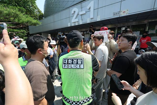 6·3지방선거 투표용지 부족 사태로 촉발된 잠실 개표소 봉쇄 시위가 이어지고 있는 16일 서울 송파구 올림픽공원 핸드볼경기장에 경찰이 진입을 시도하자 시위대가 항의하고 있다. 한수빈 기자
