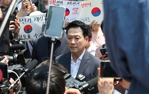 국민의힘 장동혁 대표가 16일 6·3지방선거 서울 송파구 개표소 봉쇄 시위가 이어지고 있는 올림픽공원 핸드볼경기장 개표소를 방문하고 있다. 연합뉴스