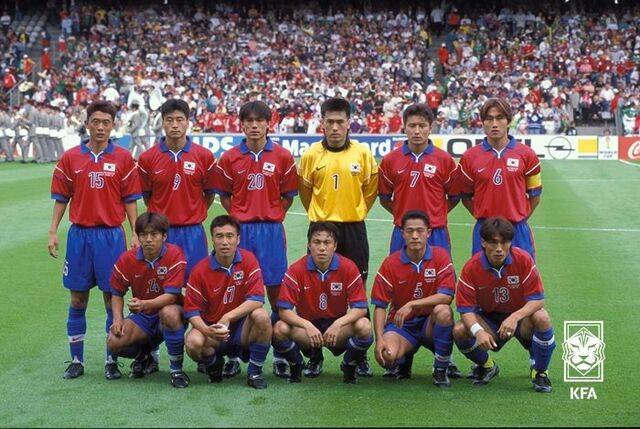 1998 월드컵 멕시코전 한국 대표팀과 김병지. 대한축구협회 제공