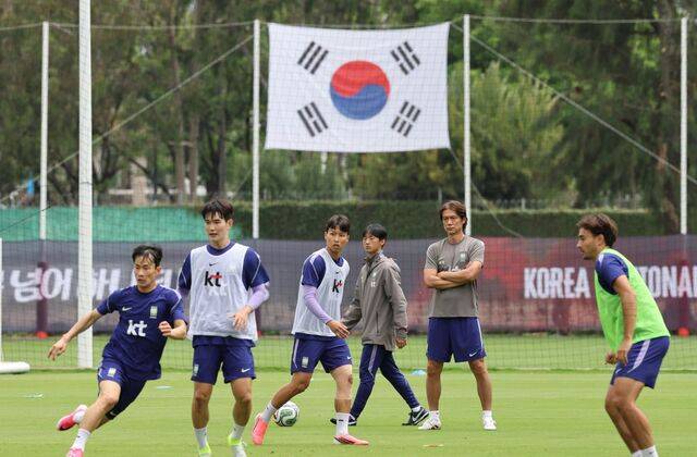 2026 북중미 월드컵 1차전에서 승리하고 멕시코와 2차전을 앞둔 한국 축구 국가대표팀의 홍명보 감독이 14일(현지시간) 멕시코 과달라하라 인근 사포판의 치바스 바예 베르데에서 팀 훈련을 지켜보며 생각에 잠겨 있다. 연합뉴스