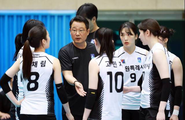 수원시청의 강민식 감독이 16일 충북 단양군체육관에서 열린 2026 한국실업배구연맹 & 프로배구 퓨처스 챔프전 여자부 결승 수원 현대건설전에서 작전지시를 하고 있다. 한국실업배구연맹 제공