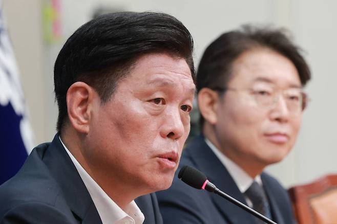 더불어민주당 조승래 사무총장이 지난 14일 국회에서 전당대회 준비 상황 등 현안과 관련해 기자 간담회를 하고 있다. 연합뉴스