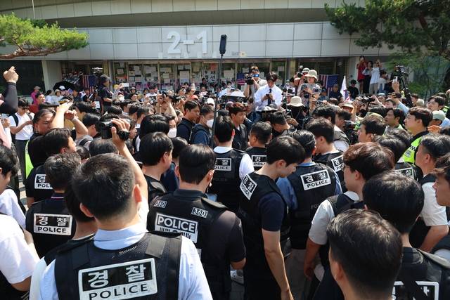 핸드볼경기장 출입로 확보 시도  : ‘참정권 시위’가 12일째 이어지고 있는 16일 오전 서울 송파구 올림픽공원 핸드볼경기장 앞에서 경찰이 체육단체 관계자들의 출입을 위한 통로 확보를 시도하고 있다.  뉴시스