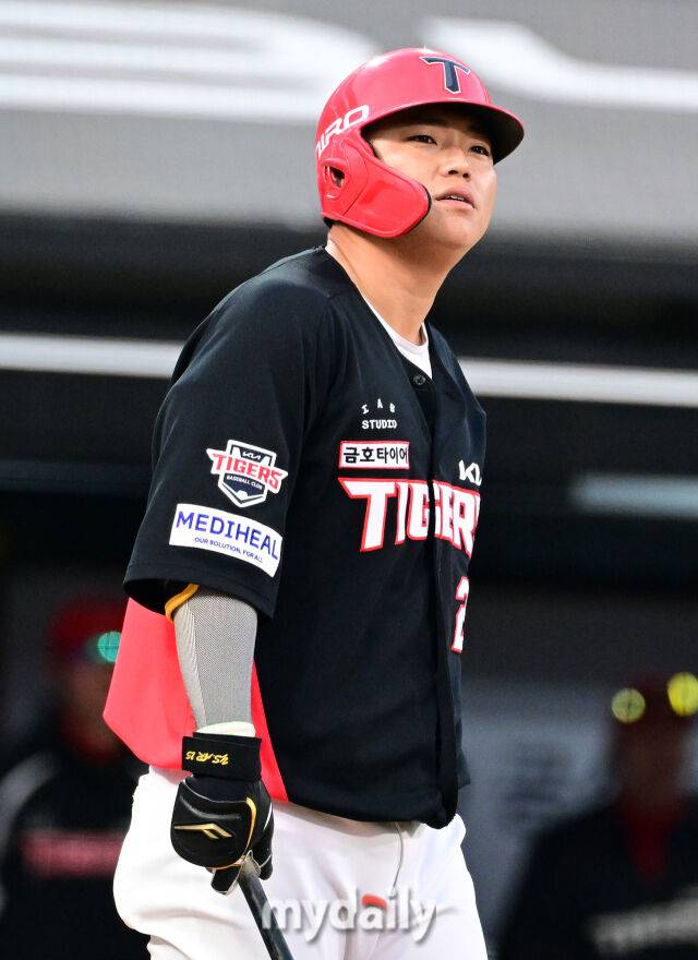 2026년 4월 22일 오후 경기도 수원KT위즈파크에서 열린 '2026 신한 SOL KBO리그' KIA 타이거즈와 KT 위즈의 경기. KIA 한준수가 5회초 1사 2루서 타석에 들어사고 있다./마이데일리