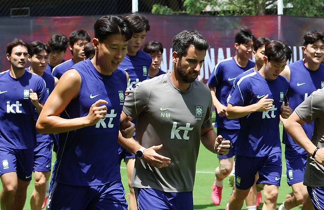 2026 북중미 월드컵에 출전한 한국 축구 국가대표팀 손흥민과 선수들이 15일(현지시간) 오전 멕시코 과달라하라 인근 사포판의 치바스 바예 베르데에서 멕시코와의 조별리그 2차전을 대비해 훈련하고 있다. [연합]