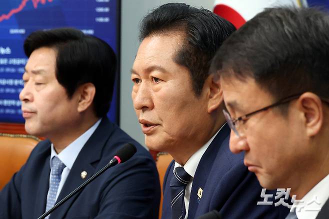 더불어민주당 정청래 대표가 15일 서울 여의도 국회에서 열린 최고위원회의에서 발언을 하고 있다. 윤창원 기자