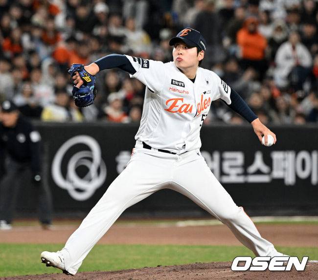 [OSEN=대전, 이대선 기자] 1일 대전 한화생명볼파크에서 2026 신한 SOL KBO리그 한화 이글스와 KT 위즈의 경기가 열렸다.이날 한화는 류현진, KT는 고영표를 선발로 내세웠다.6회초 무사에서 한화 조동욱이 역투하고 있다. 2026.04.01 /sunday@osen.co.krc