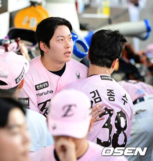 [OSEN=대전, 지형준 기자] 30일 대전 한화생명 볼파크에서 2026 신한 SOL KBO리그 한화 이글스와 SSG 랜더스의 경기가 열렸다.한화는 류현진, SSG은 김건우를 선발로 내세웠다.&nbsp;6회초 1사 1,3루에서 한화 조동욱이 SSG 정준재를 병살 처리한 후 더그아웃에서 김종수와 포옹을 하고 있다. 2026.05.30&nbsp;/ jpnews@osen.co.kr