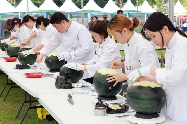 ▲제23회 고창 '복분자와 수박축제' 수박카빙대회 장면ⓒ고창군