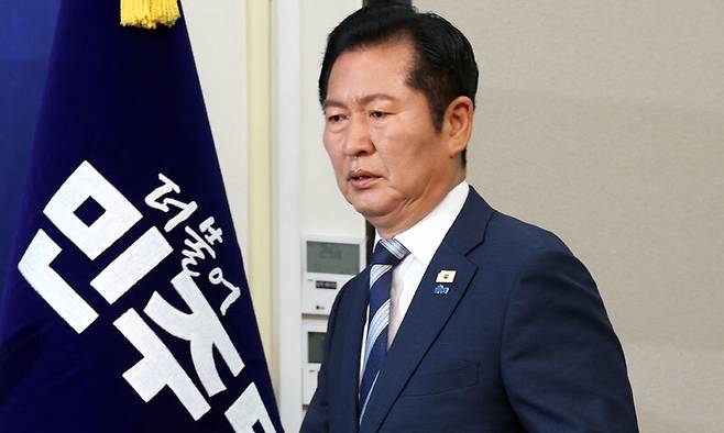 정청래 더불어민주당 대표가 16일 여의도 국회에서 열린 중앙위원회의에 입장하고 있다. 뉴시스