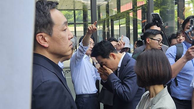 국민의힘 장동혁 대표(가운데)가 16일 오전 서울 송파구 올림픽공원을 찾아 전화 통화를 하고 있다. 소진영 기자