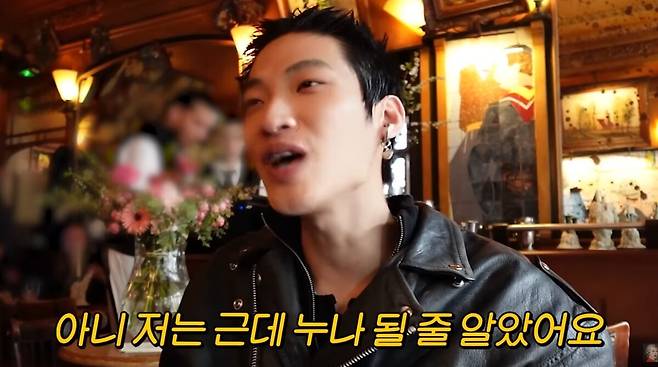 깜짝 놀라 축하를 건네는 모델 안재형. 유튜브 채널 '공부왕찐천재 홍진경' 영상 캡처