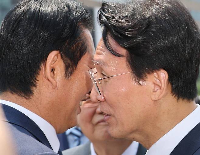김민석 국무총리(오른쪽)와 정청래 더불어민주당 대표가 10일 오전 서울 종로구 광화문광장에서 열린 제100주년 6·10 만세운동 기념식이 끝난 뒤 대화하고 있다 ⓒ연합뉴스