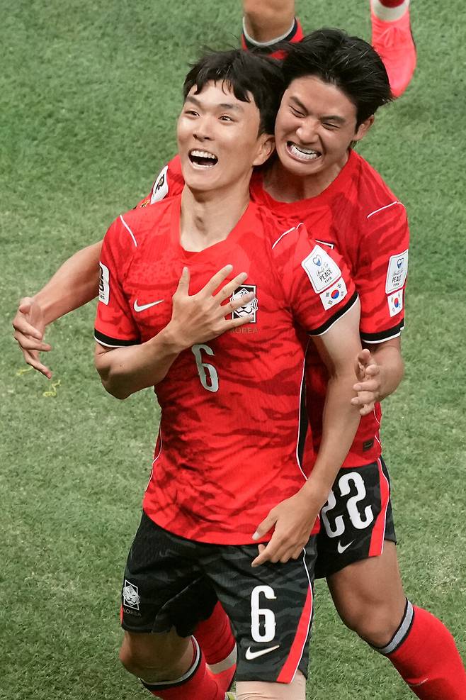▲ 한국은 지난 11일 체코전에서 경기 주도권을 쥐고도 후반 12분 선제 실점을 허용했다. 체코의 롱 스로인 공격 이후 라디슬라프 크레이치에게 헤더 골을 얻어맞았다. 위기의 순간 황인범(사진 왼쪽)이 등장했다. ESPN은 "이때부터 황인범 쇼가 시작됐다" 찬사했다. ⓒ 연합뉴스 / AP