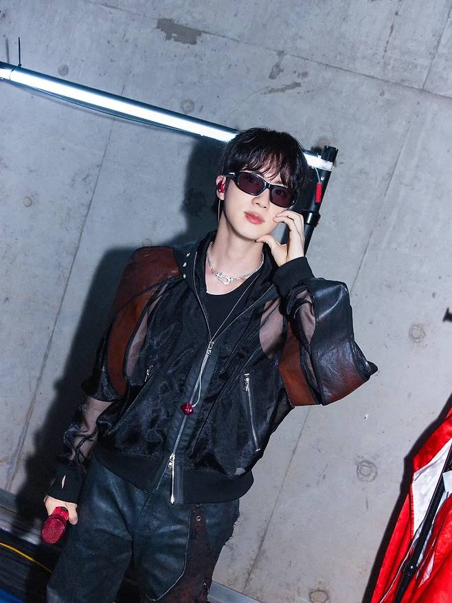 완벽한 라이브, 빛나는 외모! '美의 남신' 방탄소년단 진, 부산 콘서트 비하인드 공개..설렘 UP