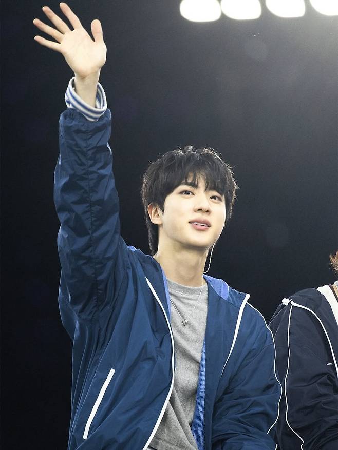 완벽한 라이브, 빛나는 외모! '美의 남신' 방탄소년단 진, 부산 콘서트 비하인드 공개..설렘 UP