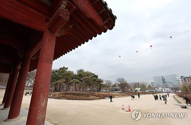 종묘에서 바라본 세운4구역 사업 대상지 올해 1월 9일 서울 종묘 외대문 밖에서 재개발로 지어질 세운4구역 고층 건물과 비슷한 높이의 애드벌룬이 보인다. 서울시는 당시 높이 실증을 위해 애드벌룬을 띄웠다. [연합뉴스 자료사진]