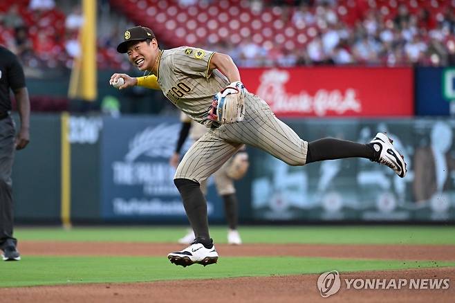 땅볼을 잡아 1루에 던지는 송성문  [AP=연합뉴스]
