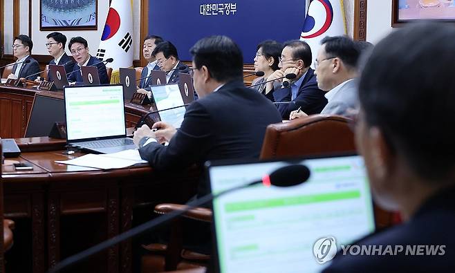 유재성 경찰청장 직무대행에게 질문하는 김민석 국무총리 (서울=연합뉴스) 안정원 기자 = 김민석 국무총리가 16일 서울 종로구 정부서울청사에서 열린 국무회의 겸 비상경제본부회의에 참석, 유재성 경찰청장 직무대행에게 질문하고 있다. 2026.6.16 jeong@yna.co.kr