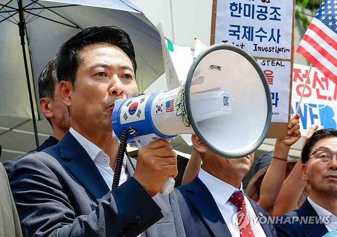 잠실 개표소 시위 현장에서 발언하는 장동혁 대표 (서울=연합뉴스) 서대연 기자 = 6·3지방선거 투표용지 부족 사태로 촉발된 잠실 개표소 봉쇄 시위가 이어진 16일 국민의힘 장동혁 대표가 서울 송파구 올림픽공원 핸드볼경기장 개표소를 찾아 확성기를 들어 발언하고 있다. 2026.6.16 [공동취재] dwise@yna.co.kr