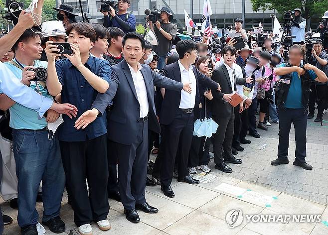 잠실 개표소 시위 현장, 진입로 확보하는 장동혁 대표 (서울=연합뉴스) 서대연 기자 = 6·3지방선거 투표용지 부족 사태로 촉발된 잠실 개표소 봉쇄 시위가 이어진 16일 국민의힘 장동혁 대표가 서울 송파구 올림픽공원 핸드볼경기장 개표소를 찾아 대한체육회, 방송 라이브 취재진 등의 진입과 관련해 진입로를 확보하고 있다. 2026.6.16 [공동취재] dwise@yna.co.kr