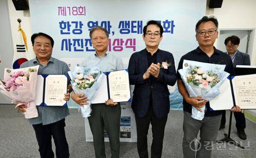 17일 춘천시 소양강댐 물 문화관에서 열린 제18회 한강 역사, 생태·문화 사진공모전 시상식에서 우수상을 수상한 우제용(오른쪽 첫번째)·박종훈(왼쪽 두번째)·이호섭(왼쪽 첫번째)씨가 박진오 강원일보 사장으로부터 축하 꽃다발을 전달받고 기념촬영을 하고 있다. 임도혁기자