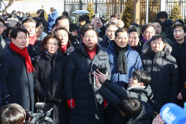 고위공직자범죄수사처(공수처)와 경찰이 윤석열 대통령에 대한 2차 체포영장 집행에 나선 2025년 1월 15일 서울 용산구 한남동 대통령 관저 입구에서 국민의힘 김기현 의원이 발언하고 있다. /연합뉴스