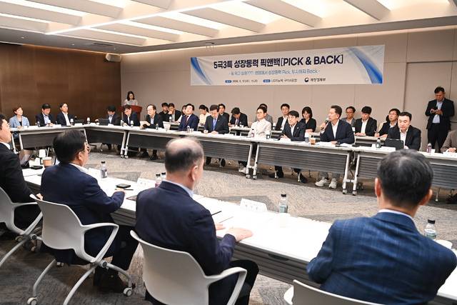 재정경제부가 17일 구윤철 경제부총리와 이철우 경북도지사, 김장호 구미시장, 김정기 대구시장 권한대행, 반도체·로봇 분야 산학연과 지역 대표 반도체 기업 관계자들이 참석한 가운데 LG이노텍 구미4공장에서 제5차 기업혁신 지원 민관협의체 간담회를 개최하고 있다. 구미시 제공