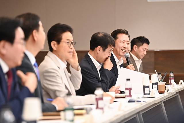 재정경제부가 17일 LG이노텍 구미4공장에서 개최한 제5차 기업혁신 지원 민관협의체 간담회에서 김장호 구미시장이 구미시의 현안 등을 건의하고 있다. 구미시 제공