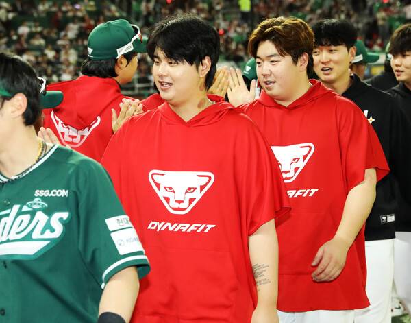 SSG 김민과 이로운(사진=SSG)