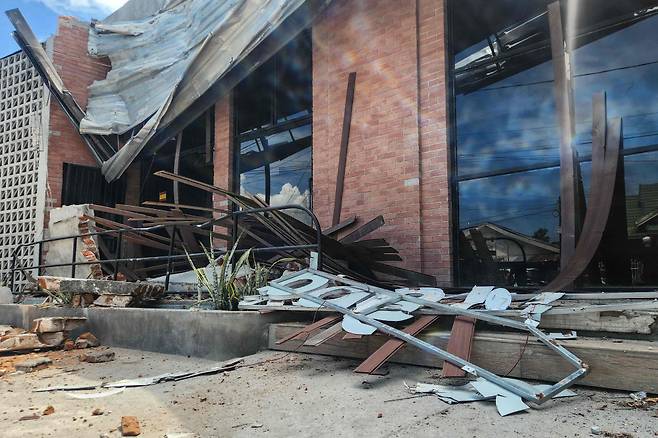 16일(현지시간) 인도네시아 중부 술라웨시주 팔루에서 규모 6.7 지진이 발생한 뒤 건물이 파손된 모습. 미국 지질조사국(USGS)에 따르면 이날 발생한 지진은 진원이 얕은 지진으로 확인됐으며, 당시 기준으로 즉각적인 대규모 인명 피해나 추가 피해 보고는 없었다.(AFP/연합뉴스)