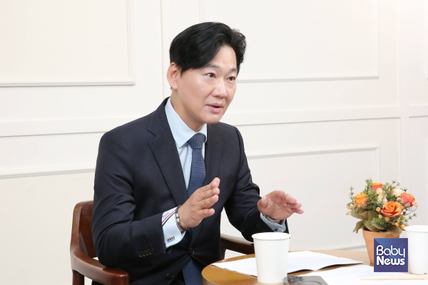 서정환 한국산후관리협회 회장은 소장섭 베이비뉴스 편집국장과 진행한 데스크가 만난 사람 인터뷰에서 "산모신생아 건강관리서비스는 단순한 가사 지원이 아니라 산모의 건강 회복과 신생아의 안전한 성장, 초보 부모의 육아 적응을 돕는 국가 출산복지 인프라"라고 말했다. 이효상 기자 ⓒ베이비뉴스