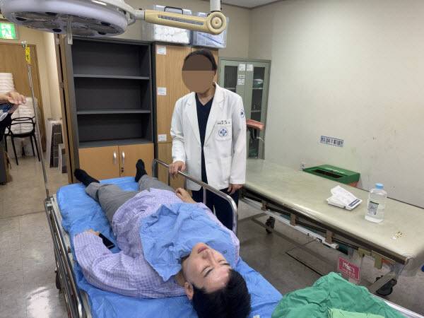 정 후보가 지난 4월 27일 부산 금정구 구서나들목 인근에서 유세하던 중 한 시민이 던졌다는 음료가 담긴 컵에 맞은 뒤 병원으로 이송된 모습. (사진=개혁신당 선대위)