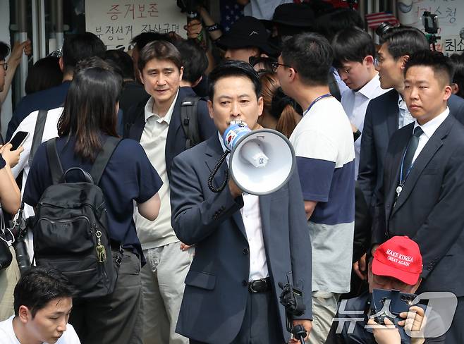 6·3 지방선거 투표용지 부족 사태로 시작한 서울 송파구 올림픽공원 핸드볼경기장 일대 ‘개표소 봉쇄 시위’가 이어지는 가운데 지난 16일 장동혁 국민의힘 대표가 발언하고 있다. (공동취재) 2026.6.16 ⓒ 뉴스1 김도우 기자